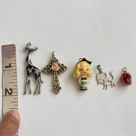 Lot of five pendants necklaces giraffe cat doll cross stone - Picture 8 of 8